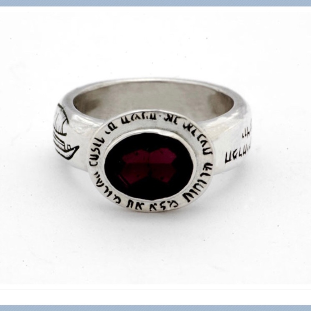 ✨ Silver and Garnet Engraved Four Winds Ring ✨